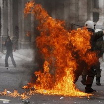 У Греції демонстранти влаштували пожежу біля парламенту країни та банку (ФОТО)