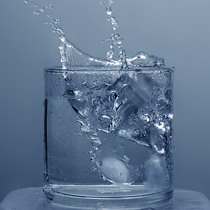 П'ємо воду, бо саме сьогодні 1783 року вчені повідомили, що вода - це сполука водню і кисню