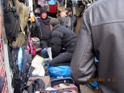 Невідомі особи за допомогою працівників міліції пограбували торговий кіоск № 604 що на Центральному ринку Харкова