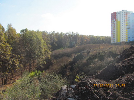 Купи сміття, відкриті люки і покинуті котловани, що були викопані під будівництво нових багатоповерхівок – так виглядають околиці Олексіївського мікрорайону м. Харкова