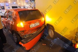 Дівчина за кермом машини нардепа скоїла масштабну аварію на Хрещатику (ФОТО, ВІДЕО)