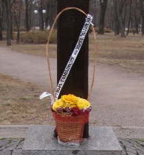 ХОМГО "Надія Нації" та обласні чиновники перші прийшли вшанувати жертв Голодомору 1932 - 1933 рр.