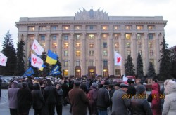 Декілька сотень мешканців Харкова вийшли на Майдан Свободи з вимогою покарати усіх осіб, причетних до вбивства чорнобильця Геннадія Конопльова