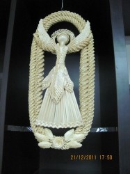 В приміщенні громадського об’єднання «Поступ» триває виставка рукоділля харківських майстринь плетіння із соломи (ФОТО)