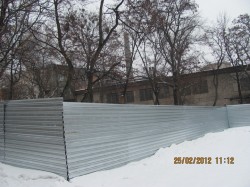 «Зелений Фронт» разом із Харківським осередком партії ВО «Свобода» допомогли місцевим мешканцям знести паркан незаконних забудовників