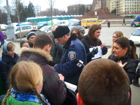 Харківська міліція таки намагається «клеїти» молодь