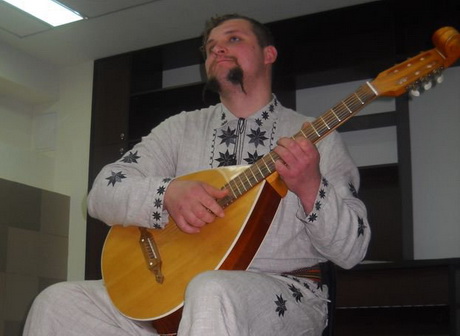 Знаного харківського кобзаря Олексія Грущенка попрохали відмовитися від авторських українських пісень, а потім запроторили до психіатричної лікарні