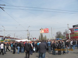 Більше тисячі людей перекрили перехрестя вулиць Академіка Павлова, Амурської і проспекту 50-річчя ВЛКСМ