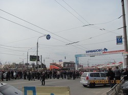 Більше тисячі людей перекрили перехрестя вулиць Академіка Павлова, Амурської і проспекту 50-річчя ВЛКСМ