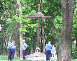 Вандали відірвали пам’ятну табличку на хресті жертвам Голодомору (1932 – 1933рр.)
