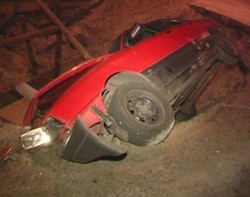Нічне ДТП в Києві: іномарка з пасажирами провалилася у величезну яму. Є постраждалі (ФОТО)