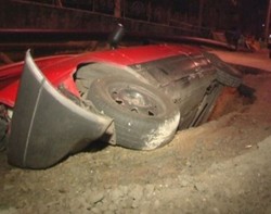 Нічне ДТП в Києві: іномарка з пасажирами провалилася у величезну яму. Є постраждалі (ФОТО)