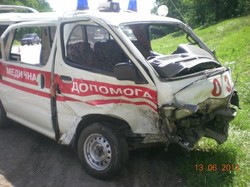 На Харківщині зіткнулися «швидка» та легковик: одна людина загинула, п’ятеро – в лікарні (ФОТО)