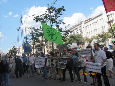 "Кернеса - на лісоповал!!!" - скандували учасники пікету Харківської міської ради