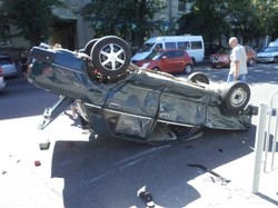 У Дніпропетровську мажор на Mercedes влаштував ДТП і збив пішоходів (фото)