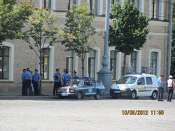 Працівники міліції розігнали Мовний майдан, але ненадовго. Учасники акції перейшли в парк Шевченка