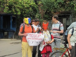 «Богородица, Путина прогони!», - харківці пікетували консульство Росії на підтримку учасниць панк-гурту «Pussy Riot»
