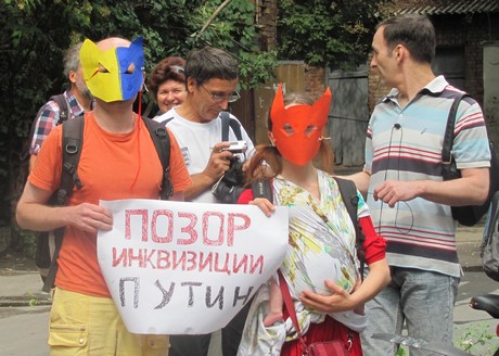 «Богородица, Путина прогони!», - харківці пікетували консульство Росії на підтримку учасниць панк-гурту «Pussy Riot»