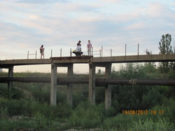 Олексіївський аварійний міст став місцем розваг для дітей