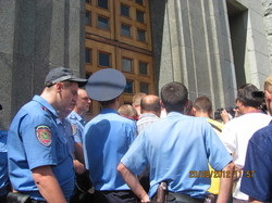 Працівники міліції не могли стримати натовп. Штурм міської ради блокували підрозділи «Беркуту»