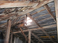 Наймані працівники Ірини Бережної проламали дах будинку по вулиці Весніна