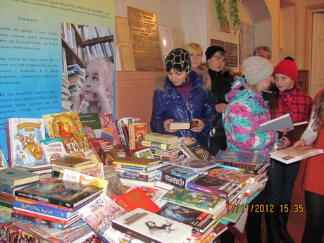 Просвітяни зібрали понад 300 книжок для бібліотеки села Черемушна Харківської області