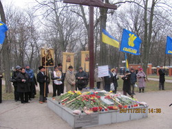 Харківці вшанували пам'ять жертв Голодомору 1932-1933 рр. У Молодіжному парку з’явився новий пам’ятний знак