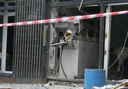 Невідомі підірвали банкомат Експерс-банку, міліція проводить розслідування (ФОТО, ВІДЕО)