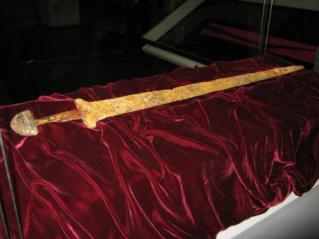 Знайдений минулого року в Дніпрі  «Меч Святослава» привезли у столичний музей