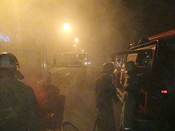 В Маріуполі на ходу вибухнула і загорілася вантажівка: вибухова хвиля вибила шибки будинків (ФОТО)
