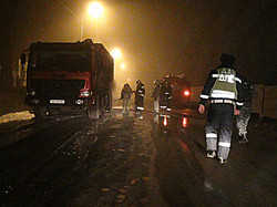 В Маріуполі на ходу вибухнула і загорілася вантажівка: вибухова хвиля вибила шибки будинків (ФОТО)