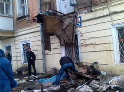 В Одесі разом з 77-річною бабусею обвалився балкон (ФОТО)