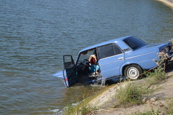 У Криму дві людини потонули в автомобілі (ФОТО)