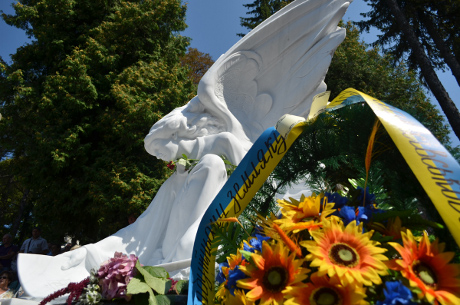 На могилі Ігоря Білозіра освятили «містичний» пам’ятник у вигляді білого ангела