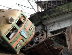 Аварія потягів у Маріуполі: вагони з гарячимим речовинами перекинулися, спричинивши пожежу (ФОТО, ВІДЕО)