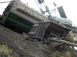 Аварія потягів у Маріуполі: вагони з гарячимим речовинами перекинулися, спричинивши пожежу (ФОТО, ВІДЕО)