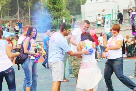 Фестиваль «Холі» у Харкові: барвистий феєрверк на честь завершення літа