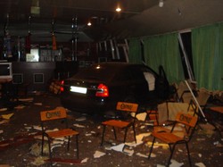У Дніпропетровську Skoda розтрощила кафе, відриваючись від ДАІ (ФОТО)