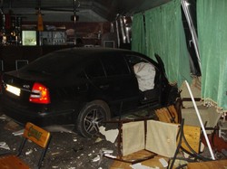У Дніпропетровську Skoda розтрощила кафе, відриваючись від ДАІ (ФОТО)