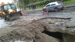 У центрі Києва автівка провалилася у триметрову яму (ФОТО, ВІДЕО)