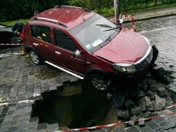 У центрі Києва автівка провалилася у триметрову яму (ФОТО, ВІДЕО)