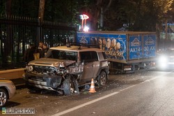 Вантажівка з морозивом знесла огорожу парку Горького (ФОТО)