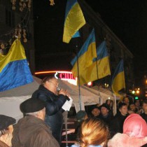 У Дніпропетровську відновлюють Євромайдан після нічного погрому