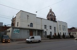 «Тітушки» у Харкові спробували  виламати двері до храму УАПЦ, де  зібрались учасники Форуму Євромайданів