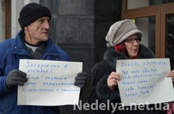 Алчевськ, Луганщина: Три пенсіонери у міськради вшанували пам'ять вбитих на  вулицях столиці. Мер не заважав, лише посміхався