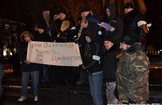 Влада Луганська до мітингарів має дві пропозиції: підкуп або звільнення