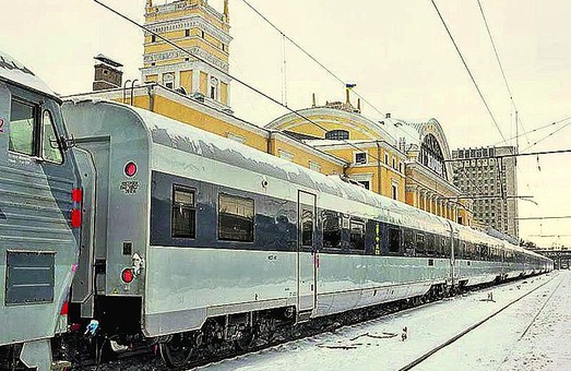 Харківські "тітушки"  перекрили прохід до київського потягу
