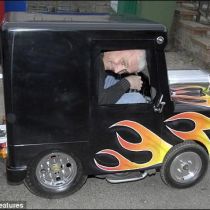 Британець їздить на найменшій в світі машині (ФОТО)