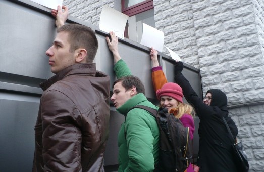 Харків’яни намагалися не випустити курсантів місцевої  Академії  внутрішніх військ  до Києва