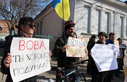 «Ми не можемо мовчати»: в Харкові пікетували консульство Російської Федерації